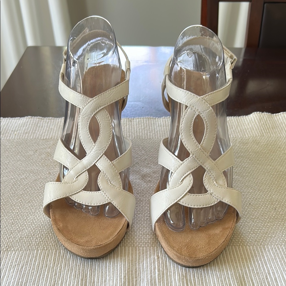 AEROSOLES Cream Sandals with Geometric Straps and Platform Sole
